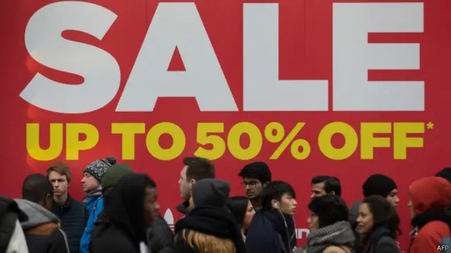 倫敦的著名商家都比平日提早營業，門外早已排滿等候多時的消費者，凖備搶買心儀的商品。