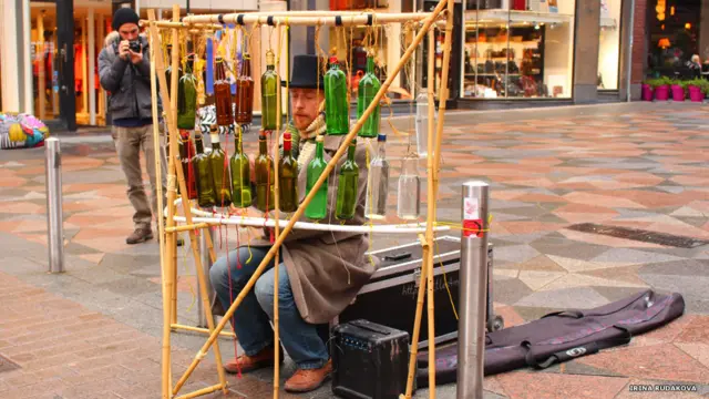 Уличный музыкант, исполняющий музыку на бутылках, попался на глаза Ирине Рудаковой в Хельсинки.