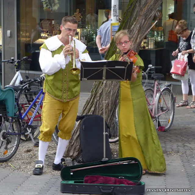 Ещё одно фото от Евгения, из Нюрнберга. "Музыканты играли очень профессионально, - пишет он. - Возможно они и есть профессионалы. Красивая одежда гармонировала с классической музыкой. Невозможно было пройти мимо, не остановившись".