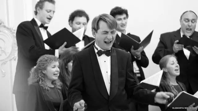 Елизавета прислала фотографию Михаила Серкова и хора LegeArtis, сделанную на концерте в Малом зале Петербургской филармонии.