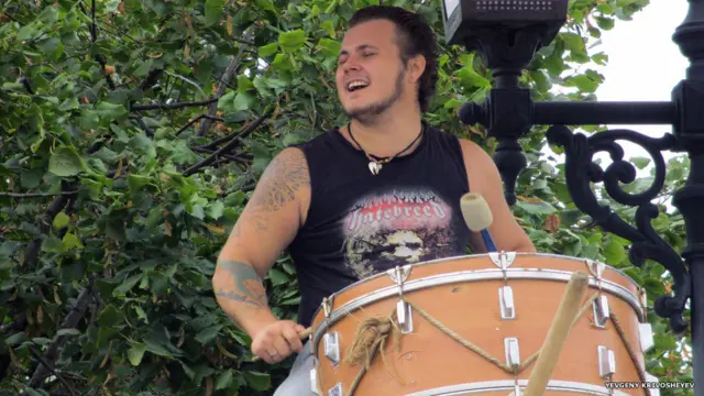 Евгению Кривошееву понравилось, с каким упоением барабанщик исполнял музыку на одном из городских праздников в Москве.