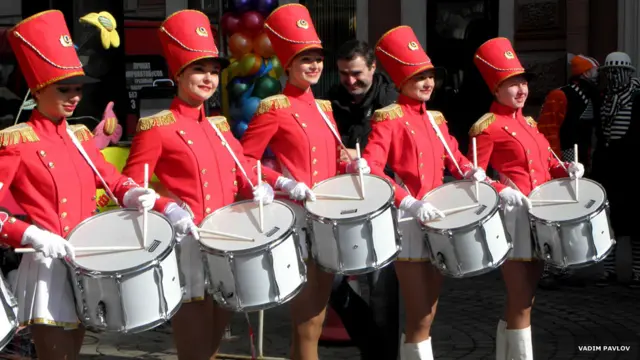 "По главной улице с оркестром... очаровательных барабанщиц", - так Вадим Павлов назвал свое фото, сделанное в Санкт-Петербурге в День смеха.