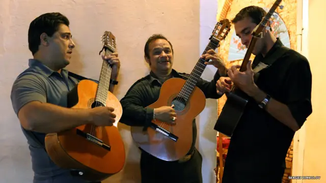 Этот снимок Сергей Цимбулов, живущий в Германии, сделал на Кубе. "Я думаю что кубинцы удивительно музыкальны, - пишет он. - Как только вы попадаете в кафе или ресторан, вам немедленно предлагается музыкальное шоу на самом высоком уровне".