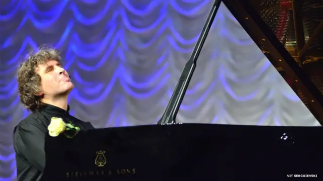 А это фото Вита Сергиевского осталось без подписи...