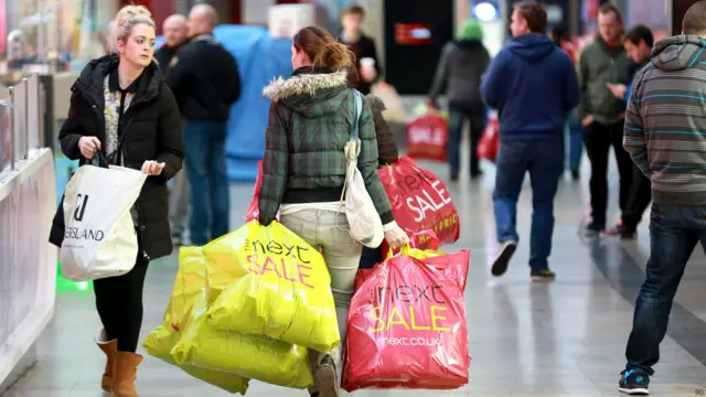 英国中档服装连锁店Next在早晨6点就开门迎客，不少人满载而归。