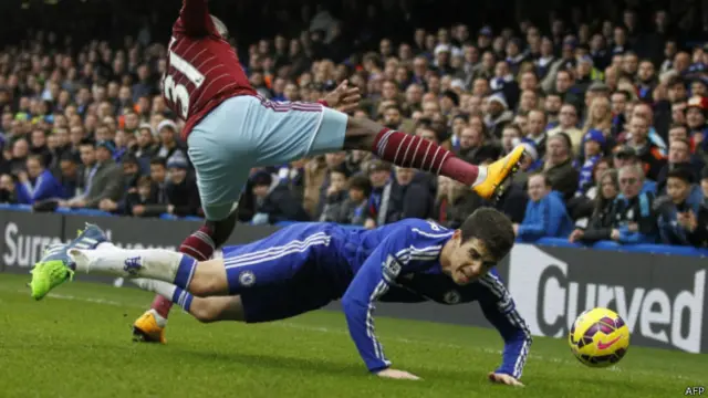 Gelandang menyerang Chelsea, Oscar, berjibaku dengan pemain belakang Westa Ham.