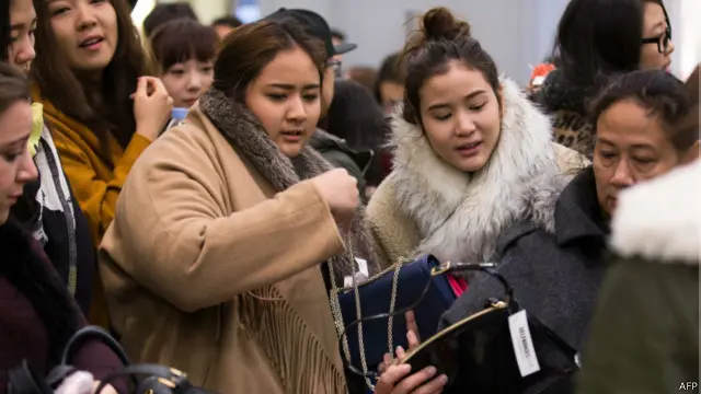 儘管低溫嚴寒，女士們的搶購熱情不減。