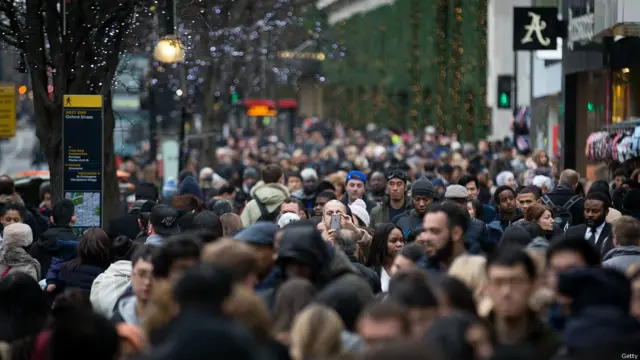 到了中午，购物天堂牛津街上已经是人满为患。