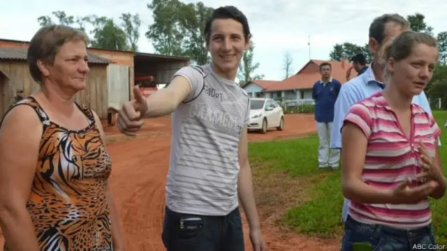 Arlan Fick con su familia un día después de su liberación, tras pasar ocho meses en cautiverio.