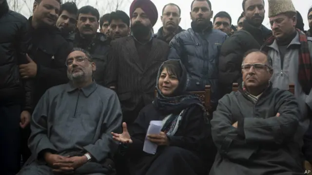 पार्टी नेताओं के साथ महबूबा मुफ़्ती