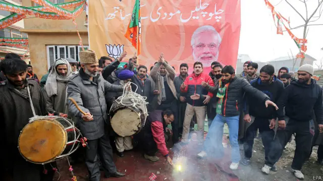 کشمیر میں حکومت سازی میں تاخیر کے بعد گورنر راج نافذ کر دی گئی تھی 