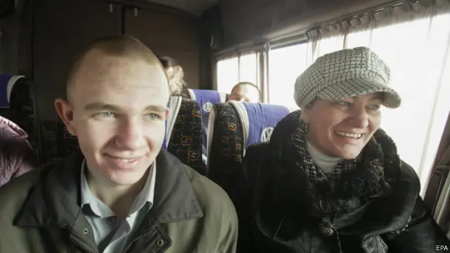 شورشیان در لوهانسک سه سربازی را که در اختیار داشتند، آزاد کردهاند