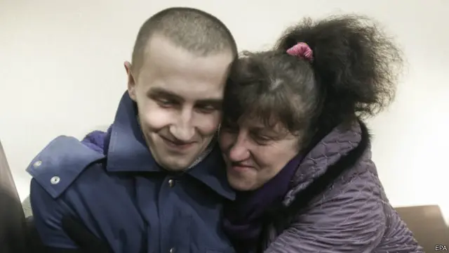 مادر یکی از سربازانی که در لوهانسک زندانی بود، پسرش را بعد از آزادی در آغوش کشیده است