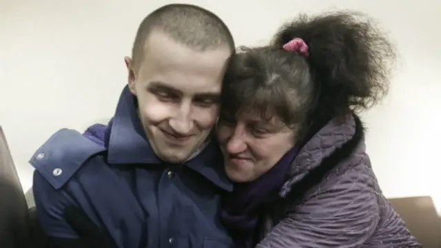 Serdadu Ukraina dan milisi pemberontak kembali bertemu dengan keluarga mereka melalui kesepakatan barter.