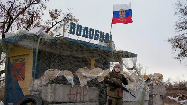 Пророссийский сепаратист на блок-посту под Донецком