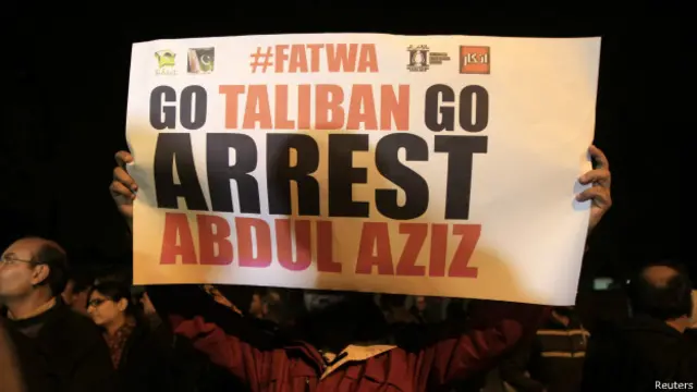 公民團體的活動分子多次抱怨阿齊茲的所作所為，說他們在抗議阿齊茲拒絕譴責屠殺時，被清真寺的工作人員恐嚇。