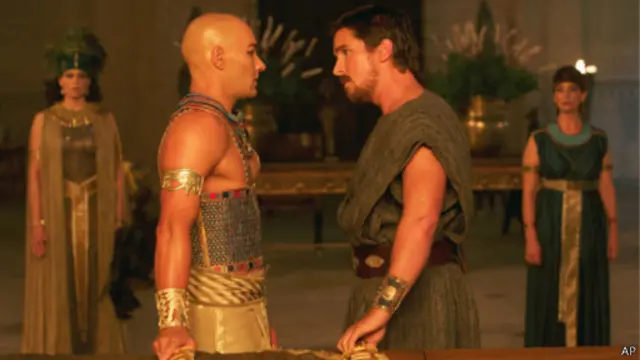 Joel Edgerton (kiri) berperan sebagai Firaun Ramses dan Christian Bale (kanan) sebagai Nabi Musa.