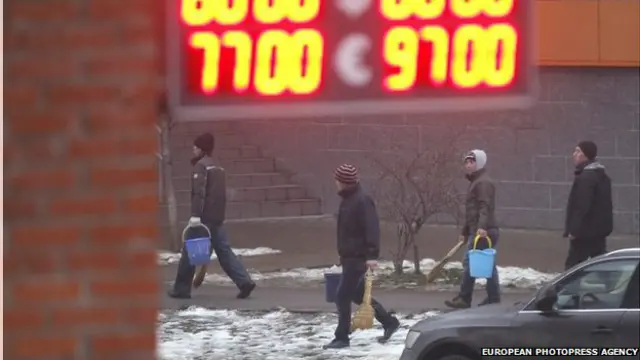 En los últimos dos meses, las sanciones financieras a Rusia han hecho mella en la economía rusa, observa Kevin Drum.