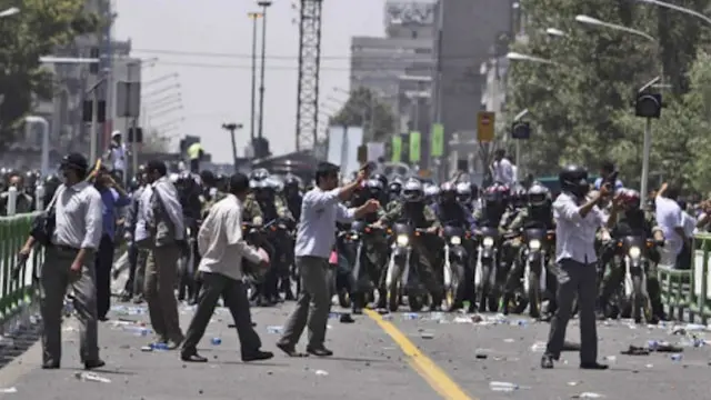 ترس عمومی پس از سرکوب جنبش‌های اجتماعی نشاندهنده پایان یک جنبش نیست، بلکه زمانی می‌توان یک حرکت جمعی را مرده دانست که افراد جامعه، ترس خود از حاکم را به ستایش از او تبدیل کنند. به تعبیری، پایان یک جنبش بی عملیِ ناشی از ترس نیست، ستایشگری ناشی از بردگی است.