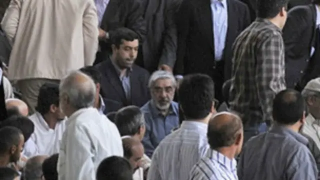 آن مراسم با حضور میرحسین موسوی و مهدی کروبی برگزار شد