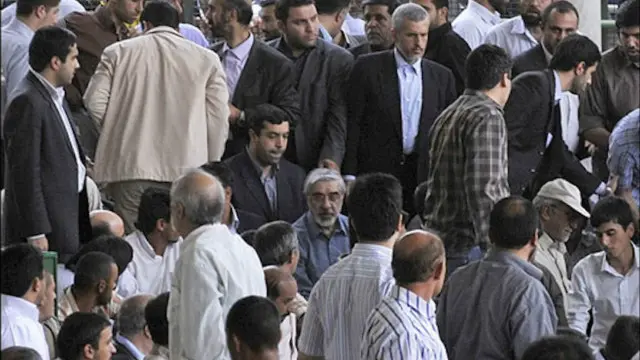 در سمت مردم شاهد تضعیف ساختاری از طریق بی ثبات کردن شرایط کار، قراردادی کردن نیروی کار، قطع کردن یارانه های کالاهای اساسی و سوخت و گسترش فقر، بیکاری و شکاف طبقاتی هستیم. به موازات اینها مقاومتهای جمعی و جنبشهای اجتماعی در دهه های ۷۰ و ۸۰ در هم شکسته شدند که به عنوان نمونه می توان به شورش های شهری دهه ۷۰ در مشهد و اسلامشهر و ۱۸ تیر تهران و نیز جنبش سبز در دهه ۸۰ اشاره کرد.