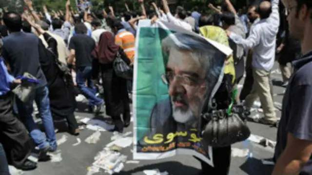 در آن مراسم شعارهایی چون "آزادی، آزادی"، "یا حسین، میرحسین" سرداده شد