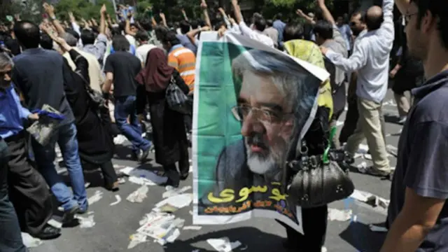 شورش اجتماعی در صورتی میتواند به جنبش اعتراضی مبدل شود که نه فقط توان برانگیختن، بسیج کردن، و به صحنه آوردن داشته باشد، بلکه همچنین بتواند این انگیزش و ابراز اعتراض را با برنامهریزی واقعبینانه و خلاقانه سازماندهی، هدایت، و مدیریت کند