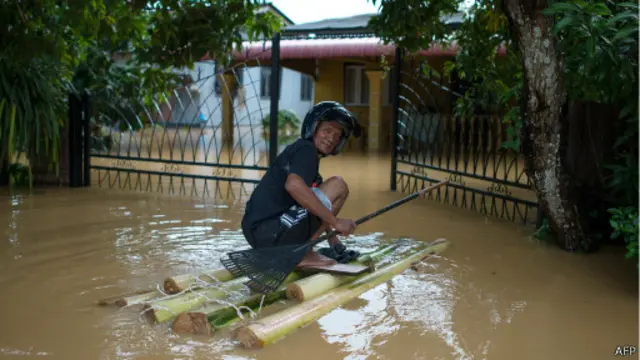 Banjir mengakibatkan semua jalan darat ke sekitar Kota Bharu, Negara Bagian Kelantan, tidak bisa dilalui mobil dan truk. 