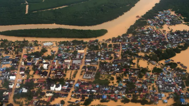 Banjir merendam kawasan Pangkalan Chepa, dekat Kota Bharu, Negara Bagian Kelantan, Sabtu (27/12).