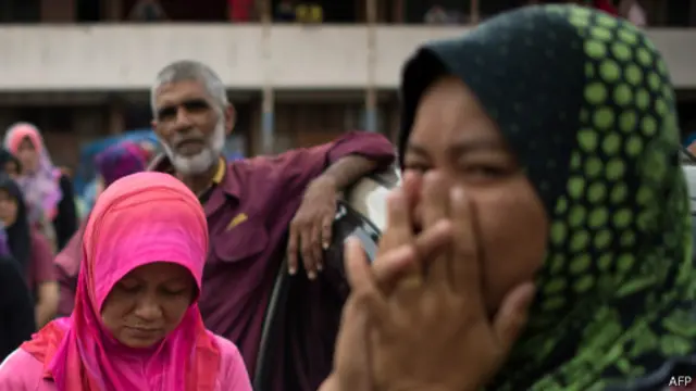 Ratusan orang memadati sebuah sekolah yang dijadikan tempat pengungsian di luar Kota Bharu, Negara Bagian Kelantan.