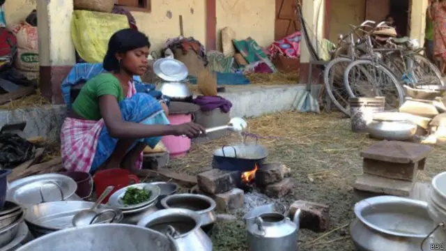 राहत शिविरों में आदिवासी