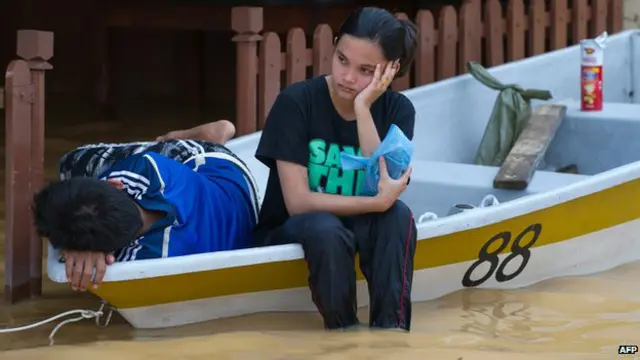 ملائیشیا کی مشرقی ساحلی پٹی کو اس وقت کئی دہائیوں میں بدترین سیلاب کا سامنا ہے