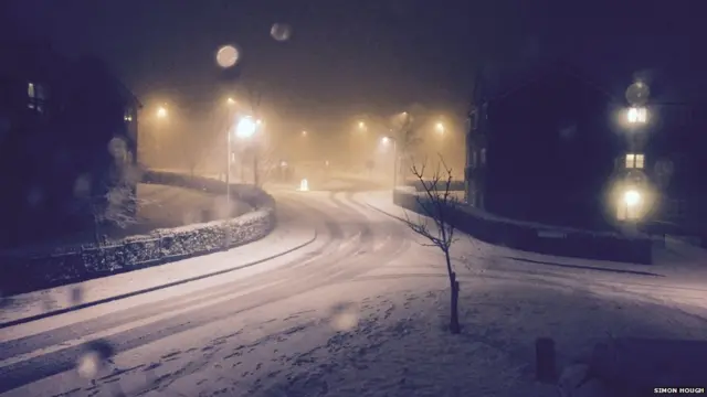 تعطلت بعض وسائل المواصلات وأغلقت الثلوج بعض الطرق في مناطق متفرقة في بريطانيا بسبب موجة الطقس السيء.