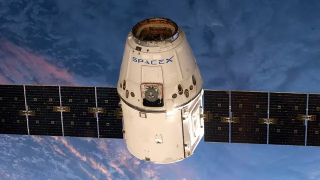 今年，航天飞船“X空间”(SpaceX)三次为国际空间站进行货运补给。图中这个名为“龙”的太空舱，虽然现在只是给空间站里的宇航员运送给养，但最终也能进行栽人航天飞行。