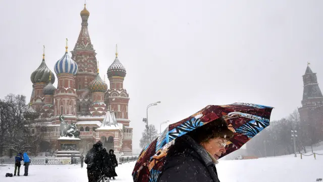 روس کے دارالحکومت ماسکو کے ریڈ سکوائر کا منظر۔ برفباری کے باعث ماسکو میں 150 جہاز تاخیر کا شکار ہوئے۔