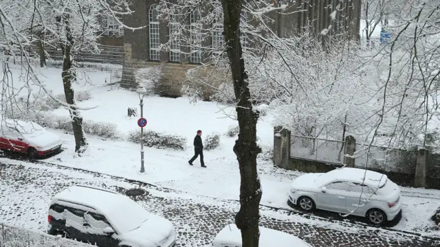 برطانیہ میں برفباری کے نتیجے میں برطانوی محکمہ موسمیات نے لوگوں کو خبردار کیا ہے کہ وہ گاڑی احتیاط سے چلائیں۔