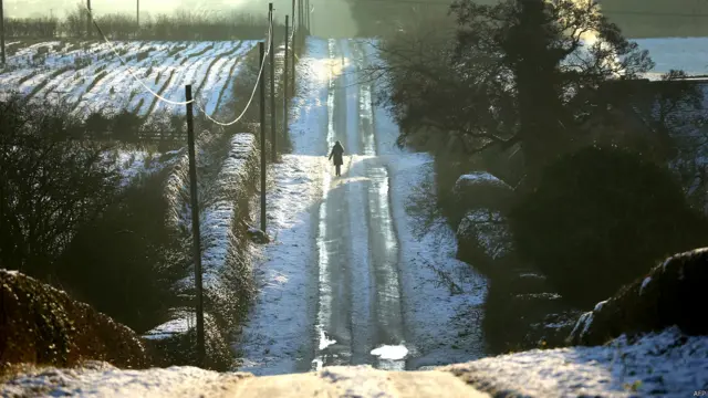 برطانیہ میں مشرقی مڈ لینڈز میں 3400 مکانات بجلی سے محروم ہوئے۔