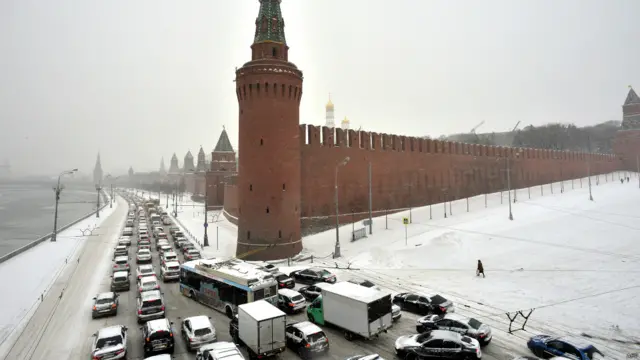 ماسکو میں واقع کریملن کے سامنے برفباری کے باعث ٹریفک جام ہو گیا۔ حکام نے برف ہٹانے والی 10 ہزار مشینیں طلب کی ہیں۔ 
