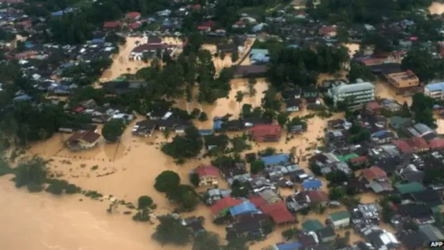 Banjir melanda bagian utara dan timur laut Malaysia sejak lima hari lalu.