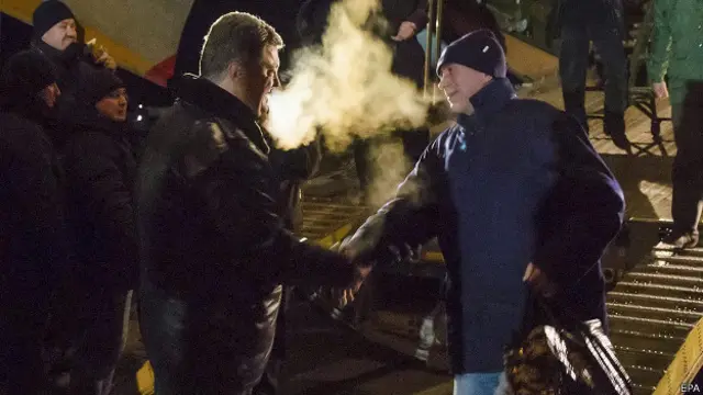 Самолет с освобожденными из плена украинскими военными встречал президент Порошенко