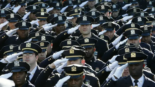 آخری رسومات میں ملک کے دیگر حصوں سے بھی پولیس اہلکاروں نے شرکت کی