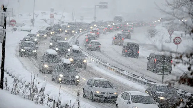 Kemacetan sepanjang 25 kilometer terjadi dekat Stuttgart akibat salju.