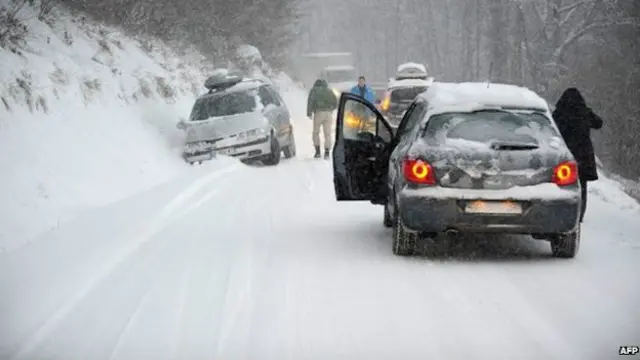 Pemerintah Prancis meminta pengendara tidak mengambil risiko di tengah hujan salju.