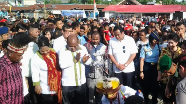 Presiden Joko Widodo disambut dengan upacara adat di Jayapura, Provinsi Papua.