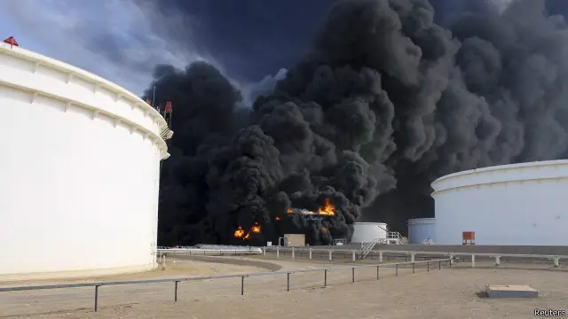 صورة ارشيفية لانفجارات قرب خزانات ميناء السدر النفطي الليبي. 