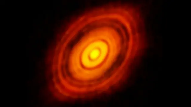 این عکس را رادیو تلسکوپ آلما در شیلی از یک دیسک سیاره ای در اطراف یک ستاره به نام اچ ال تائوری گرفته. منظومه شمسی ما احتمالا ۴.۵ میلیارد سال قبل چنین ظاهری داشته است.
