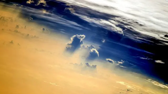 ابرهایی که زمین را فراگرفته از نگاه ایستگاه بین المللی فضایی. این عکس را اولگ آرتمیف فضانورد روس که شش ماه را در ایستگاه گذراند گرفته
