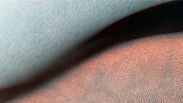 این یک ماسه زار در سیاره سرخ، مریخ، است که در اثر وزش باد پدید آمده. این عکس را مدارگرد رنسانس مریخ متعلق به ناسا در روز ۶ ژانویه گرفت
