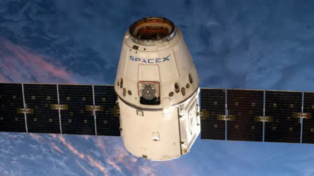 شرکت اسپیس اکس در سال ۲۰۱۴ سه بار برای ایستگاه بین المللی فضایی بار برد. این کپسول که دراگون نام دارد درحال حاضر فقط تدارکات می برد اما در آینده شاید فضانوردان را هم منتقل کند

