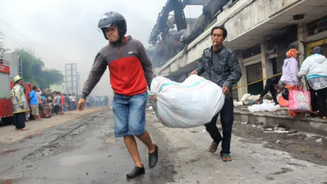 Kebakaran di Pasar Klewer mulai terjadi pada Sabtu (27/12) malam sampai Minggu (28/12) siang.